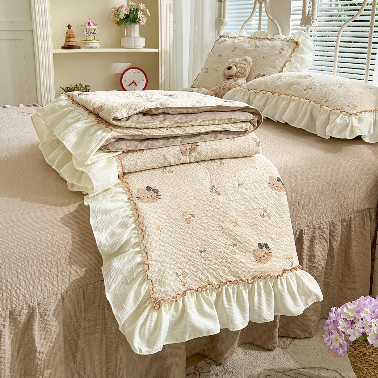 91家纺网 家纺一手货源 找家纺 富米莱（原臻工厂） 2026新款超温柔高弹线密拷花边款泡芙双层纱夏凉被床盖床裙四件套 密拷花边-樱桃小猫