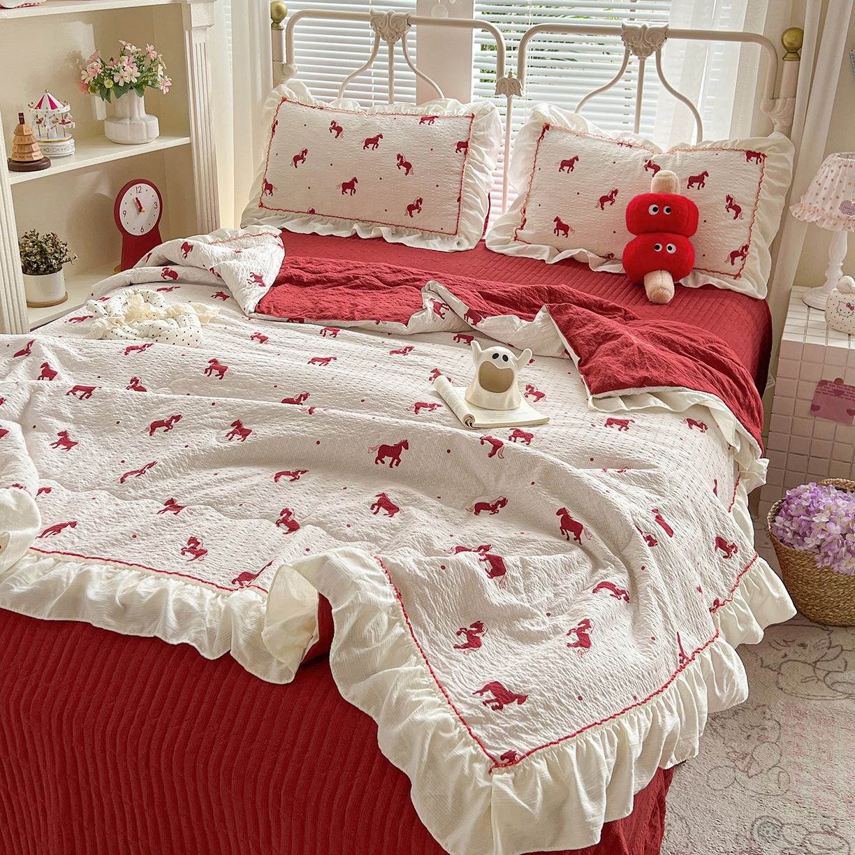 91家纺网 家纺一手货源 找家纺 富米莱（原臻工厂） 2026新款超温柔高弹线密拷花边款泡芙双层纱夏凉被床盖床裙四件套 密拷花边-红马小骑士