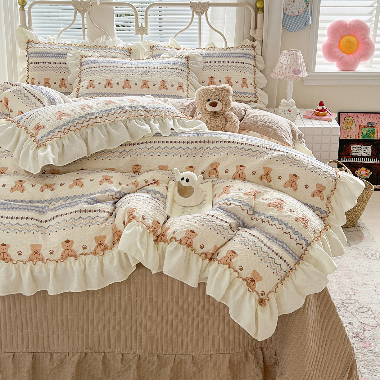 91家纺网 家纺一手货源 找家纺 富米莱（原臻工厂） 2026新款超温柔高弹线密拷花边款泡芙双层纱夏凉被床盖床裙四件套 密拷花边-波西米亚小熊