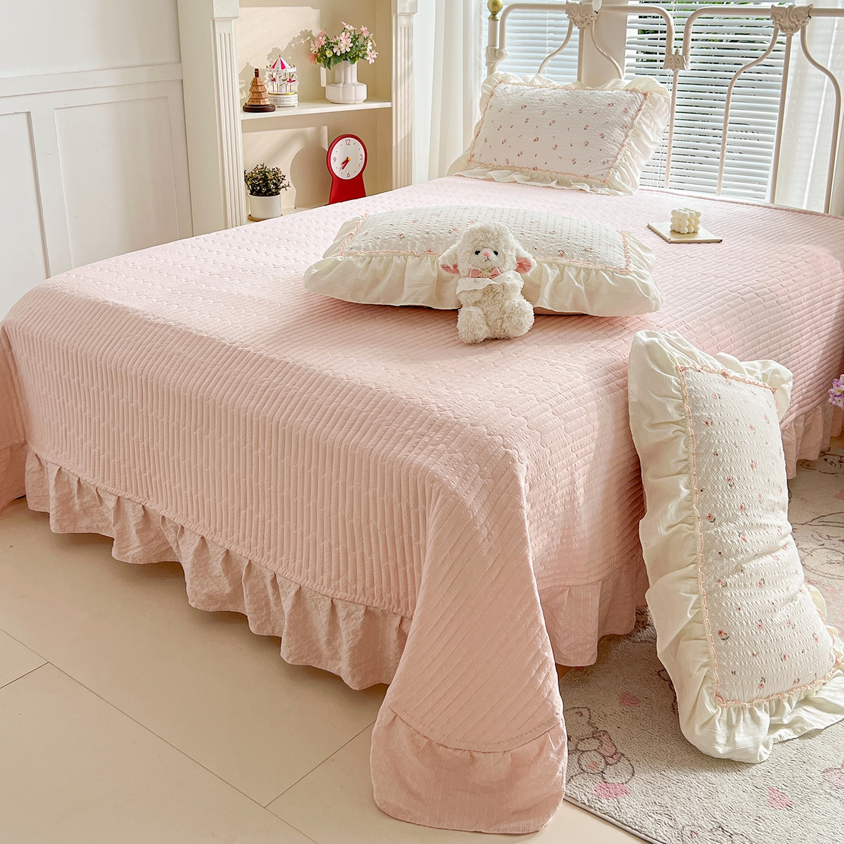 91家纺网 家纺一手货源 找家纺 富米莱（原臻工厂） 2026新款超温柔高弹线密拷花边款泡芙双层纱夏凉被床盖床裙四件套 密拷花边-小粉花