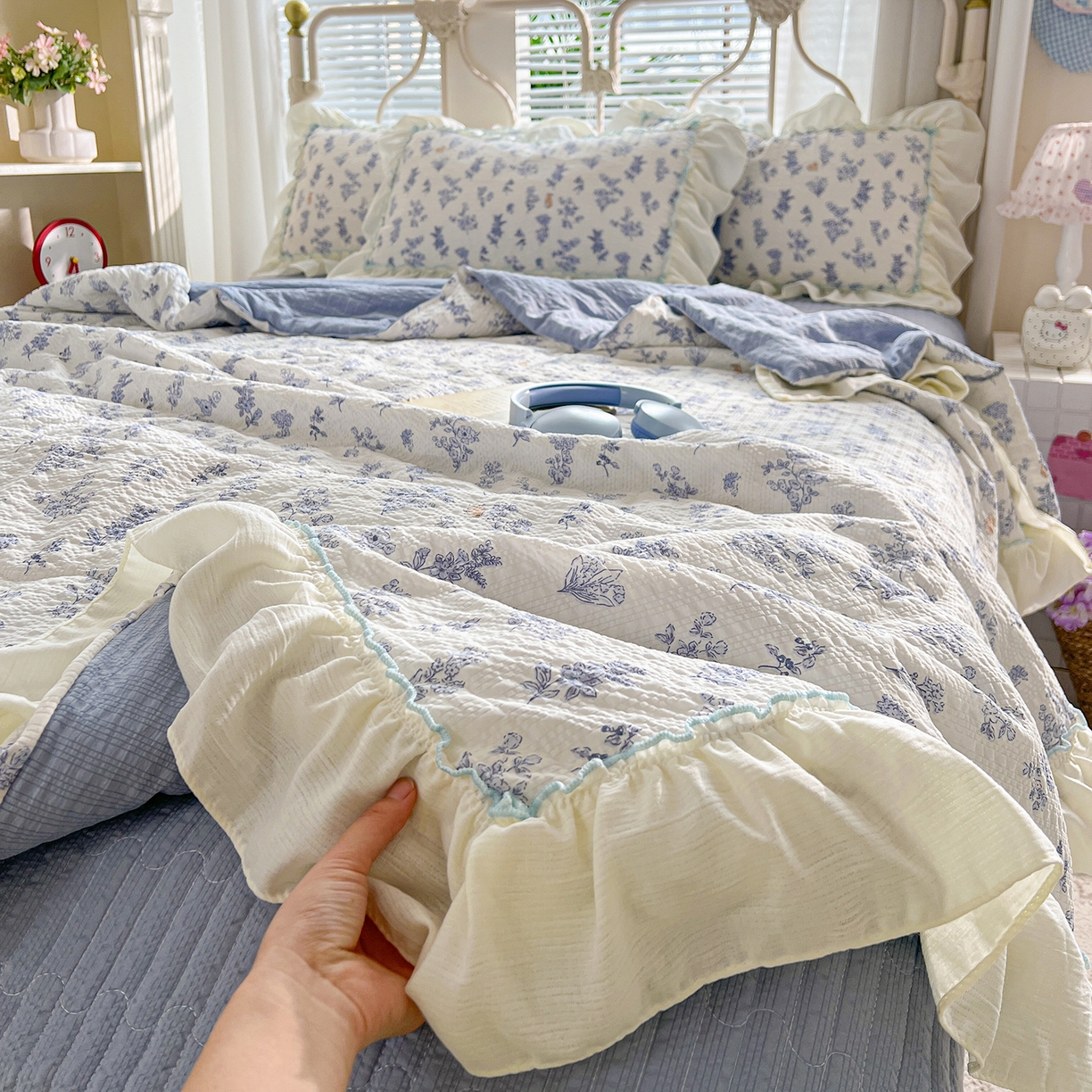 91家纺网 家纺一手货源 找家纺 富米莱（原臻工厂） 2026新款超温柔高弹线密拷花边款泡芙双层纱夏凉被床盖床裙四件套 密拷花边-花屿蓝梦