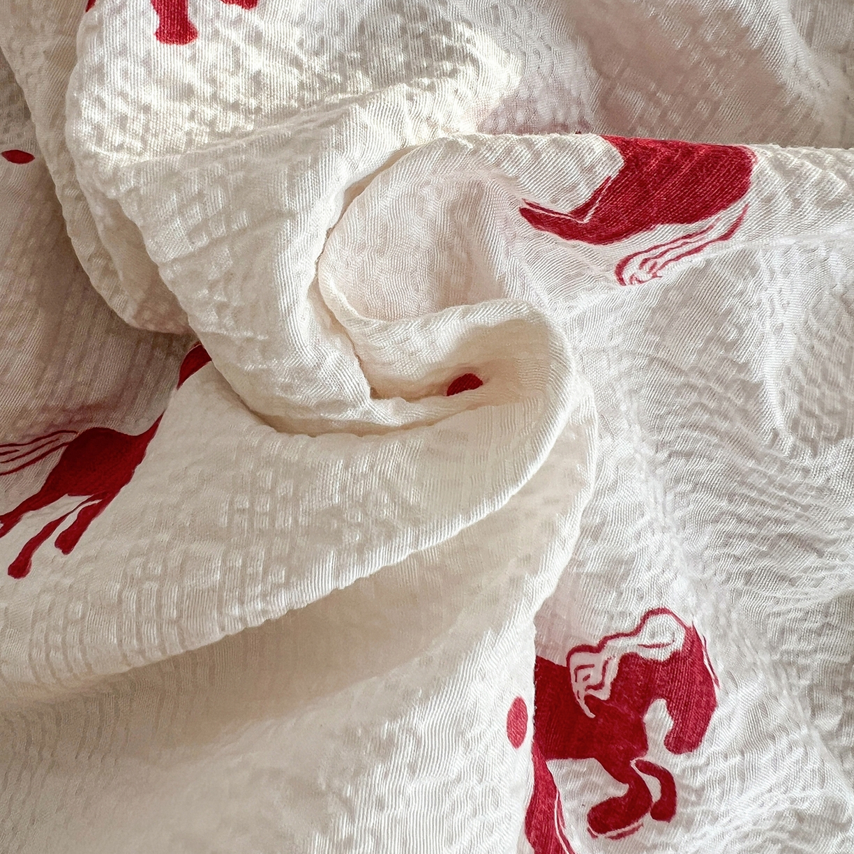 91家纺网 家纺一手货源 找家纺 富米莱（原臻工厂） 2026新款超温柔高弹线密拷花边款泡芙双层纱夏凉被床盖床裙四件套 密拷花边-红马小骑士