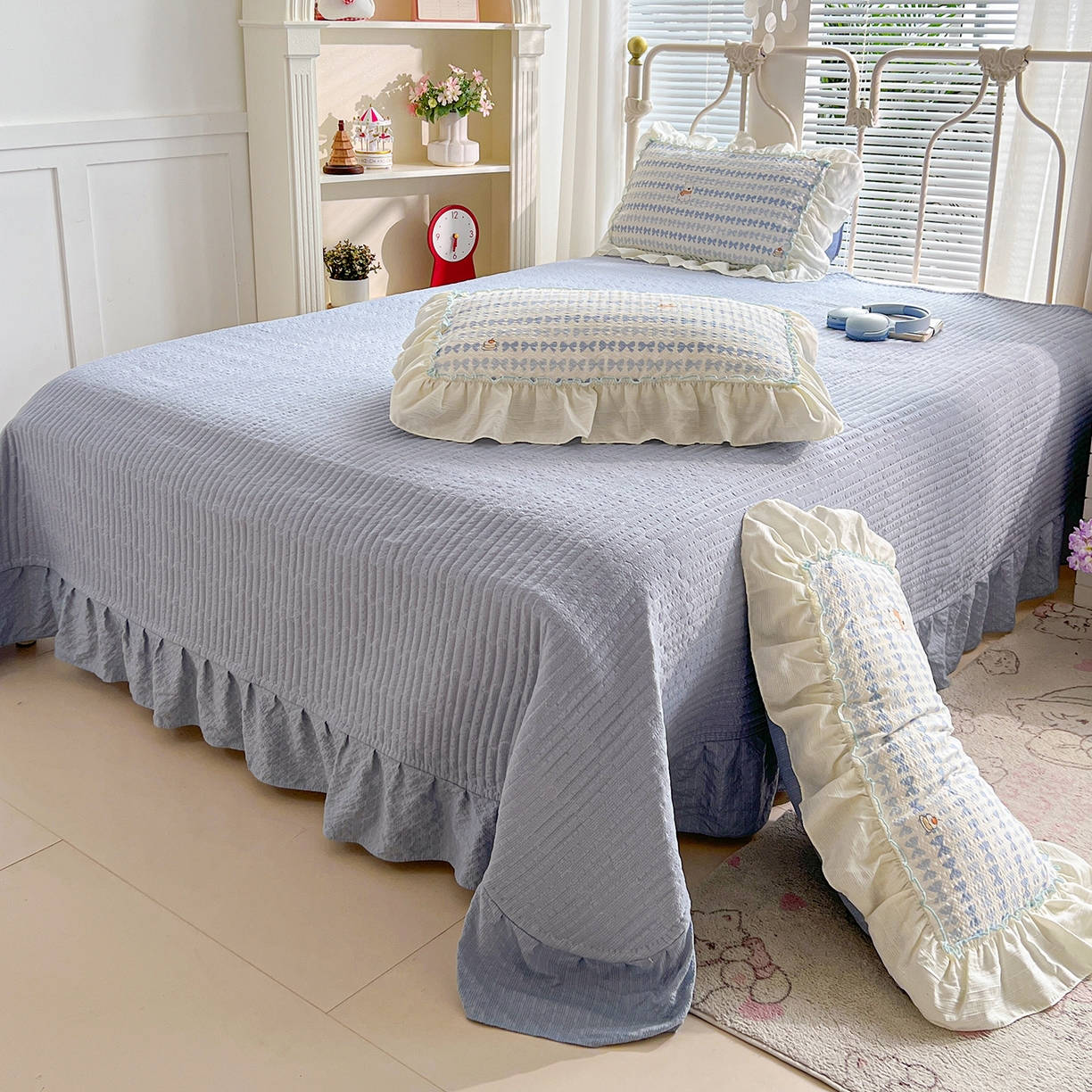 91家纺网 家纺一手货源 找家纺 富米莱（原臻工厂） 2026新款超温柔高弹线密拷花边款泡芙双层纱夏凉被床盖床裙四件套 密拷花边-蓝蝴蝶结熊