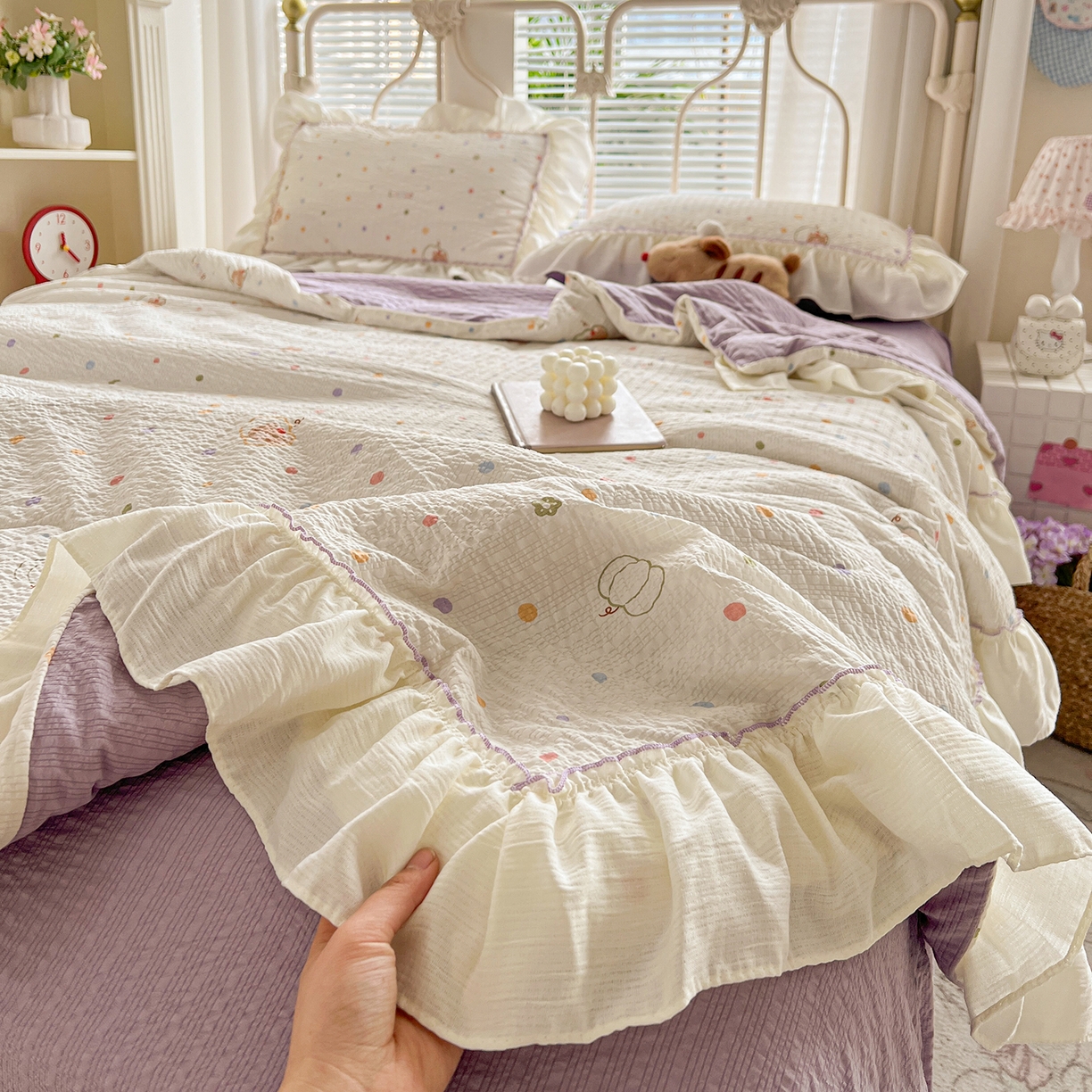 91家纺网 家纺一手货源 找家纺 富米莱（原臻工厂） 2026新款超温柔高弹线密拷花边款泡芙双层纱夏凉被床盖床裙四件套 密拷花边-彩点小熊