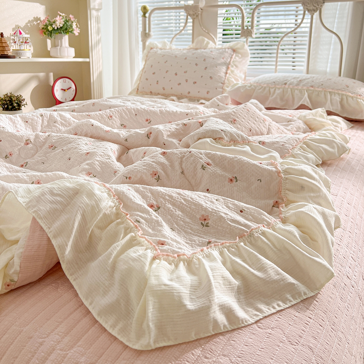 91家纺网 家纺一手货源 找家纺 富米莱（原臻工厂） 2026新款超温柔高弹线密拷花边款泡芙双层纱夏凉被床盖床裙四件套 密拷花边-小粉花