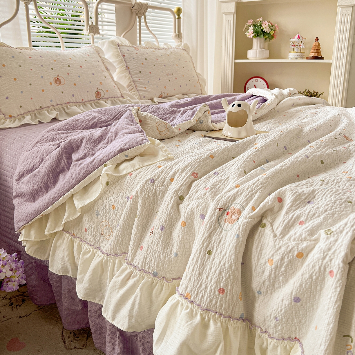 91家纺网 家纺一手货源 找家纺 富米莱（原臻工厂） 2026新款超温柔高弹线密拷花边款泡芙双层纱夏凉被床盖床裙四件套 密拷花边-彩点小熊