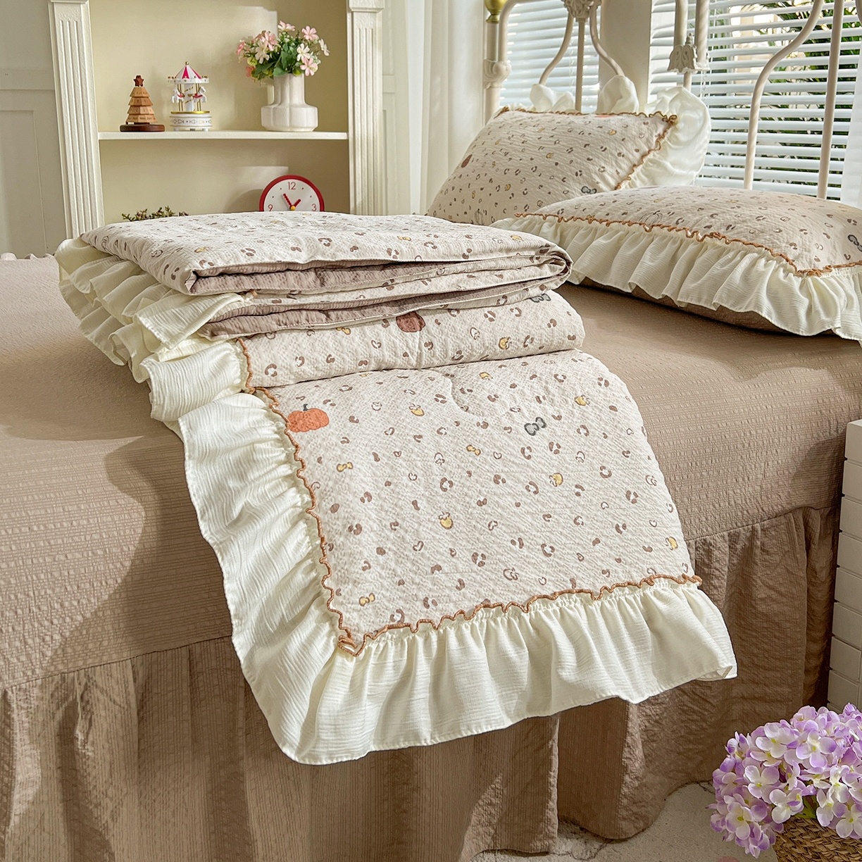 91家纺网 家纺一手货源 找家纺 富米莱（原臻工厂） 2026新款超温柔高弹线密拷花边款泡芙双层纱夏凉被床盖床裙四件套 密拷花边-南瓜奶豹