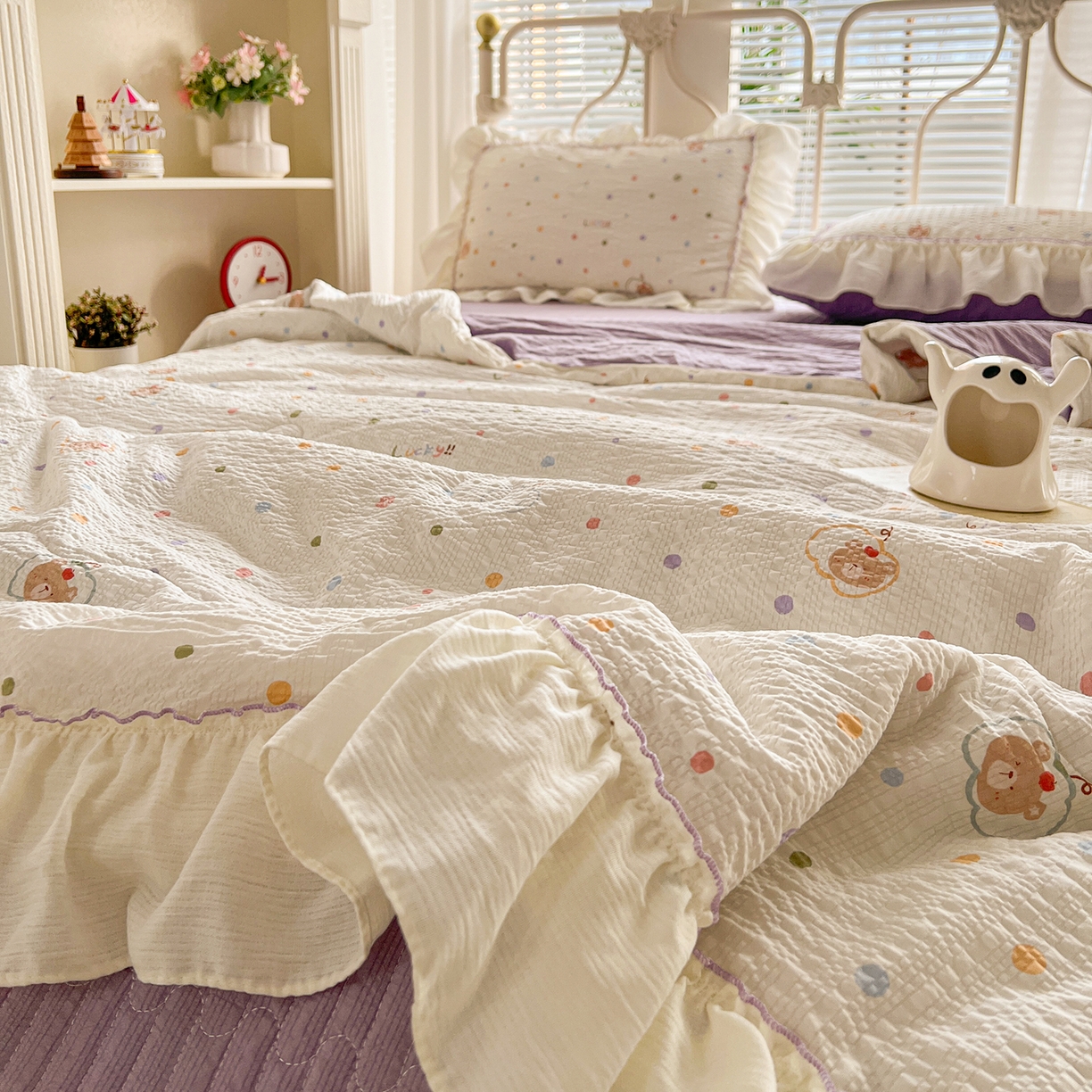 91家纺网 家纺一手货源 找家纺 富米莱（原臻工厂） 2026新款超温柔高弹线密拷花边款泡芙双层纱夏凉被床盖床裙四件套 密拷花边-彩点小熊