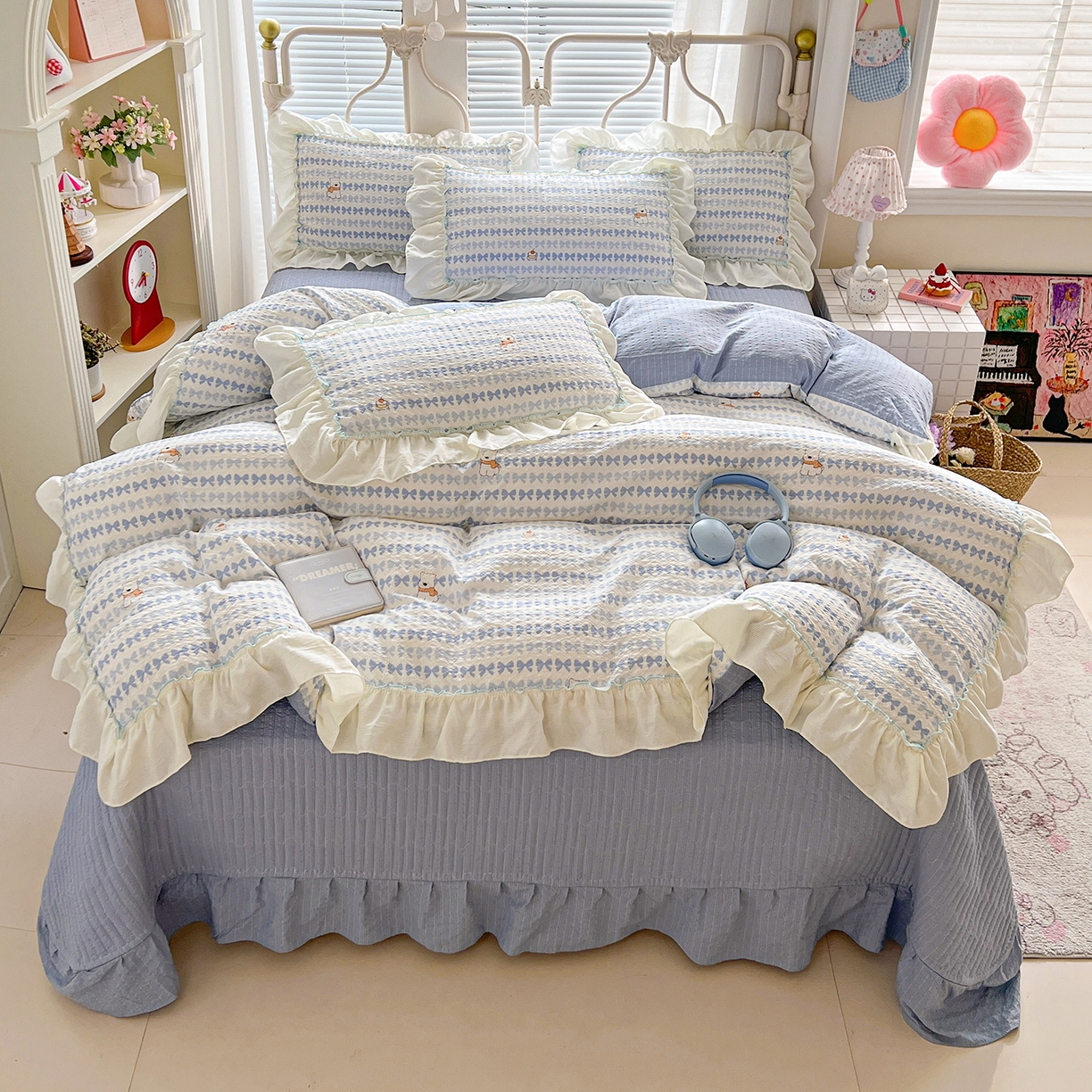 91家纺网 家纺一手货源 找家纺 富米莱（原臻工厂） 2026新款超温柔高弹线密拷花边款泡芙双层纱夏凉被床盖床裙四件套 密拷花边-蓝蝴蝶结熊