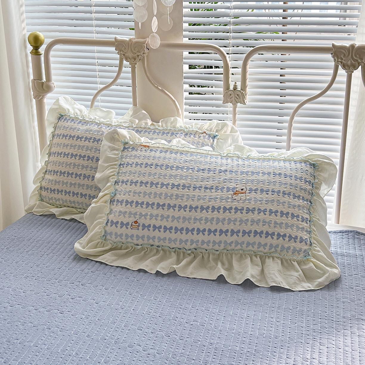 91家纺网 家纺一手货源 找家纺 富米莱（原臻工厂） 2026新款超温柔高弹线密拷花边款泡芙双层纱夏凉被床盖床裙四件套 密拷花边-蓝蝴蝶结熊