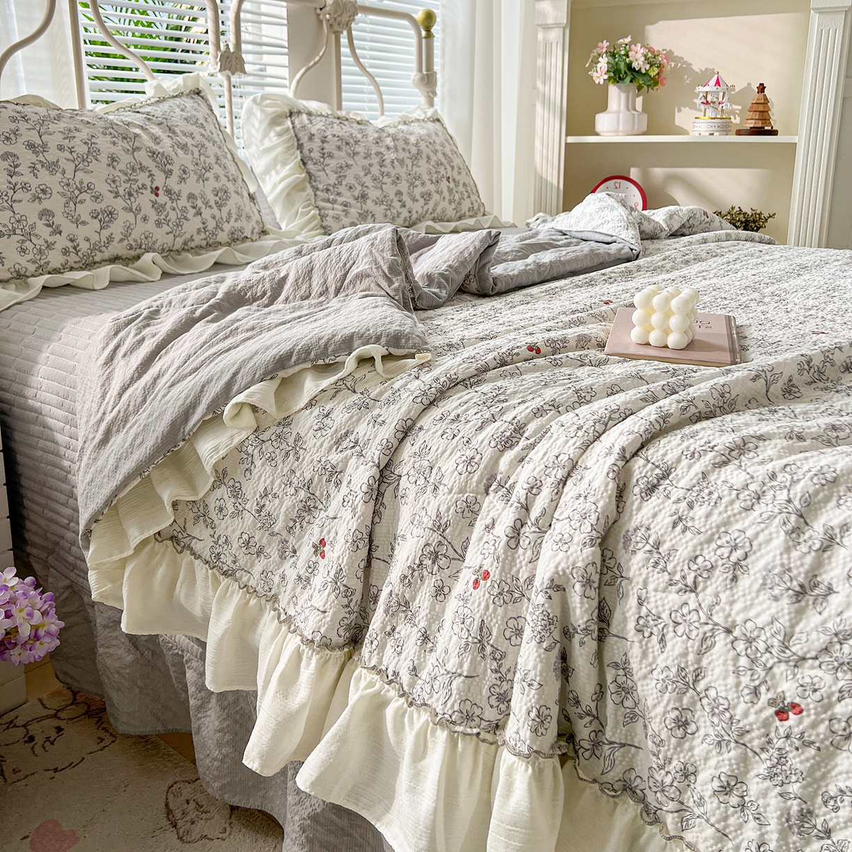 91家纺网 家纺一手货源 找家纺 富米莱（原臻工厂） 2026新款超温柔高弹线密拷花边款泡芙双层纱夏凉被床盖床裙四件套 密拷花边-红豆生南国