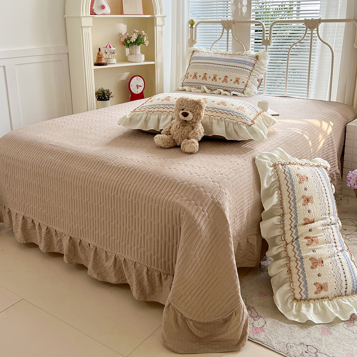 91家纺网 家纺一手货源 找家纺 富米莱（原臻工厂） 2026新款超温柔高弹线密拷花边款泡芙双层纱夏凉被床盖床裙四件套 密拷花边-波西米亚小熊