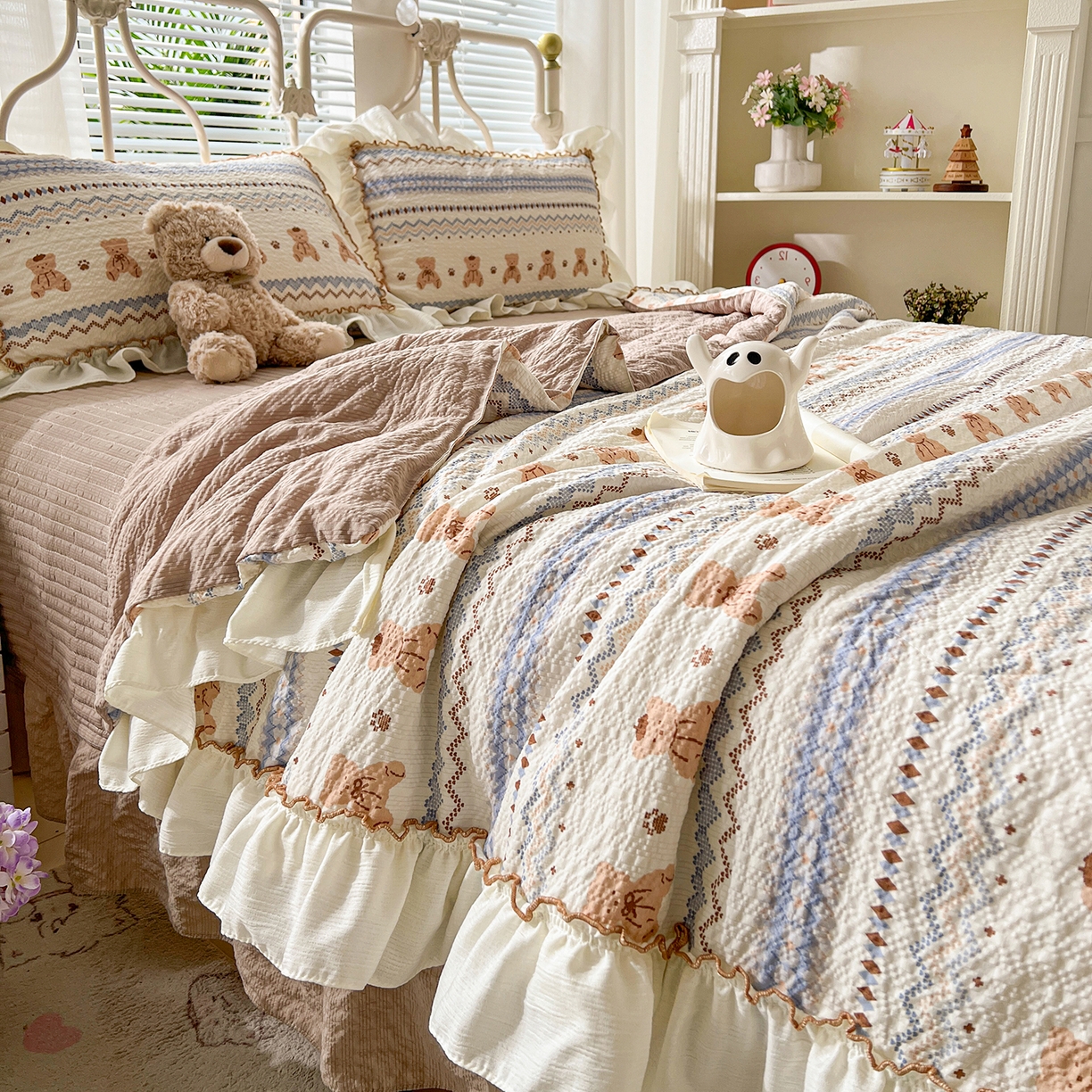 91家纺网 家纺一手货源 找家纺 富米莱（原臻工厂） 2026新款超温柔高弹线密拷花边款泡芙双层纱夏凉被床盖床裙四件套 密拷花边-波西米亚小熊