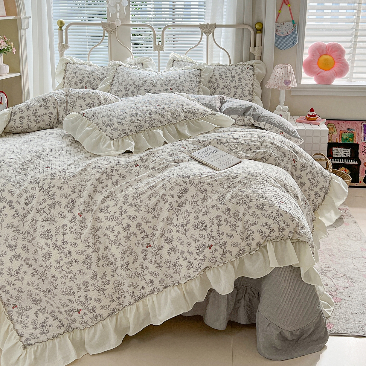 91家纺网 家纺一手货源 找家纺 富米莱（原臻工厂） 2026新款超温柔高弹线密拷花边款泡芙双层纱夏凉被床盖床裙四件套 密拷花边-红豆生南国