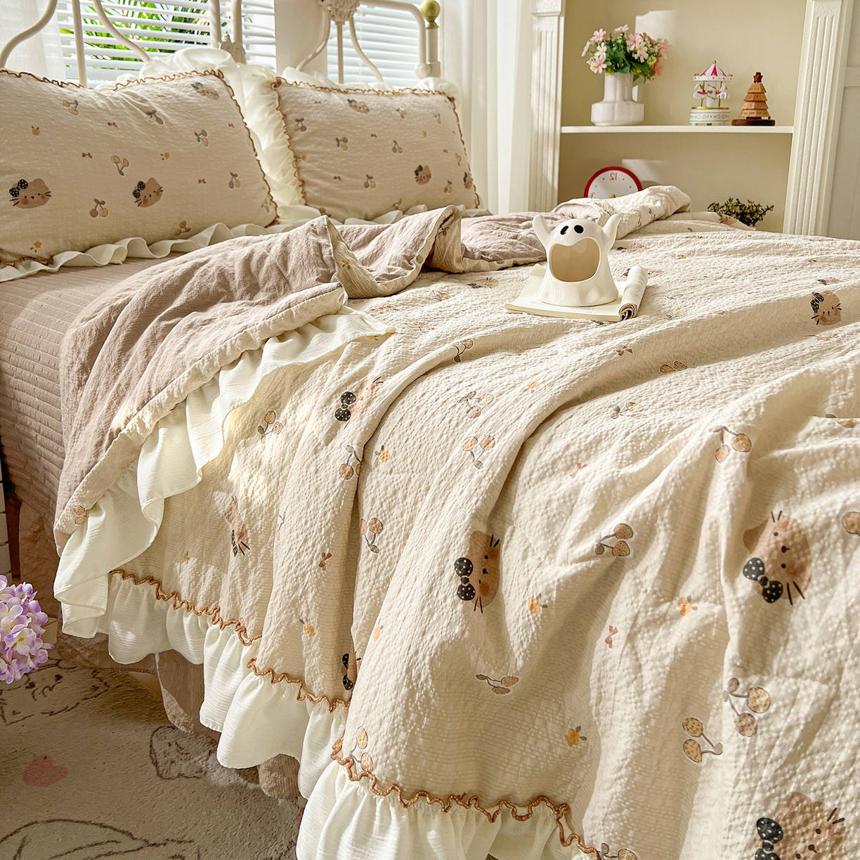 91家纺网 家纺一手货源 找家纺 富米莱（原臻工厂） 2026新款超温柔高弹线密拷花边款泡芙双层纱夏凉被床盖床裙四件套 密拷花边-樱桃小猫