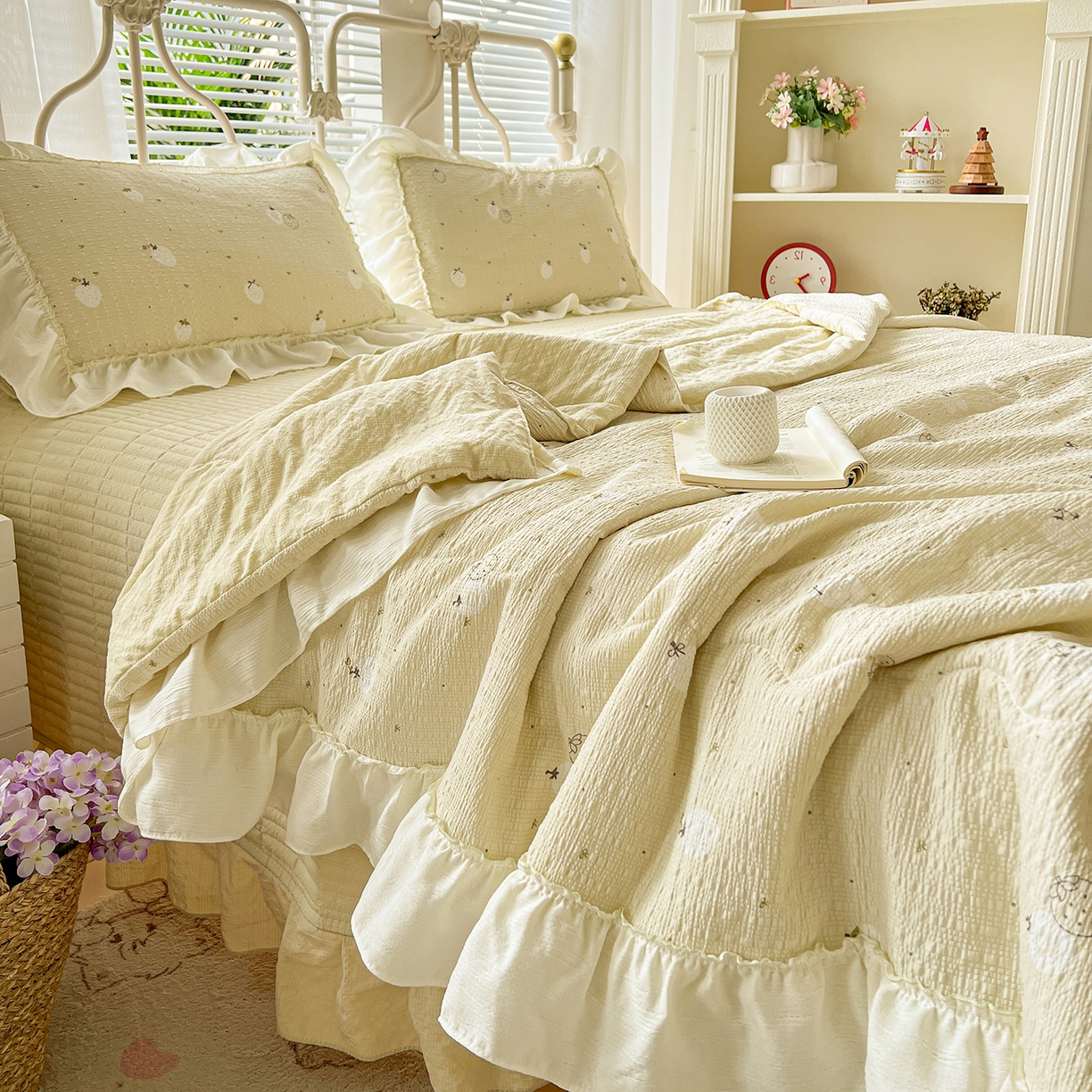 91家纺网 家纺一手货源 找家纺 富米莱（原臻工厂） 2026新款超温柔高弹线密拷花边款泡芙双层纱夏凉被床盖床裙四件套 密拷花边-奶黄草莓