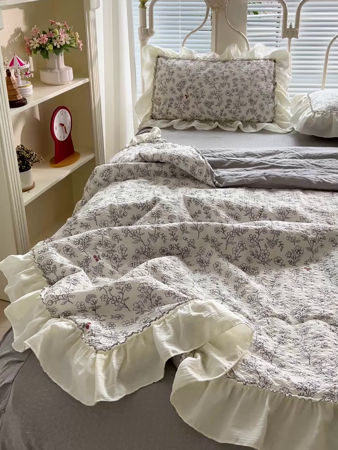 91家纺网 家纺一手货源 找家纺 富米莱（原臻工厂） 2026新款超温柔高弹线密拷花边款泡芙双层纱夏凉被床盖床裙四件套 密拷花边-红豆生南国