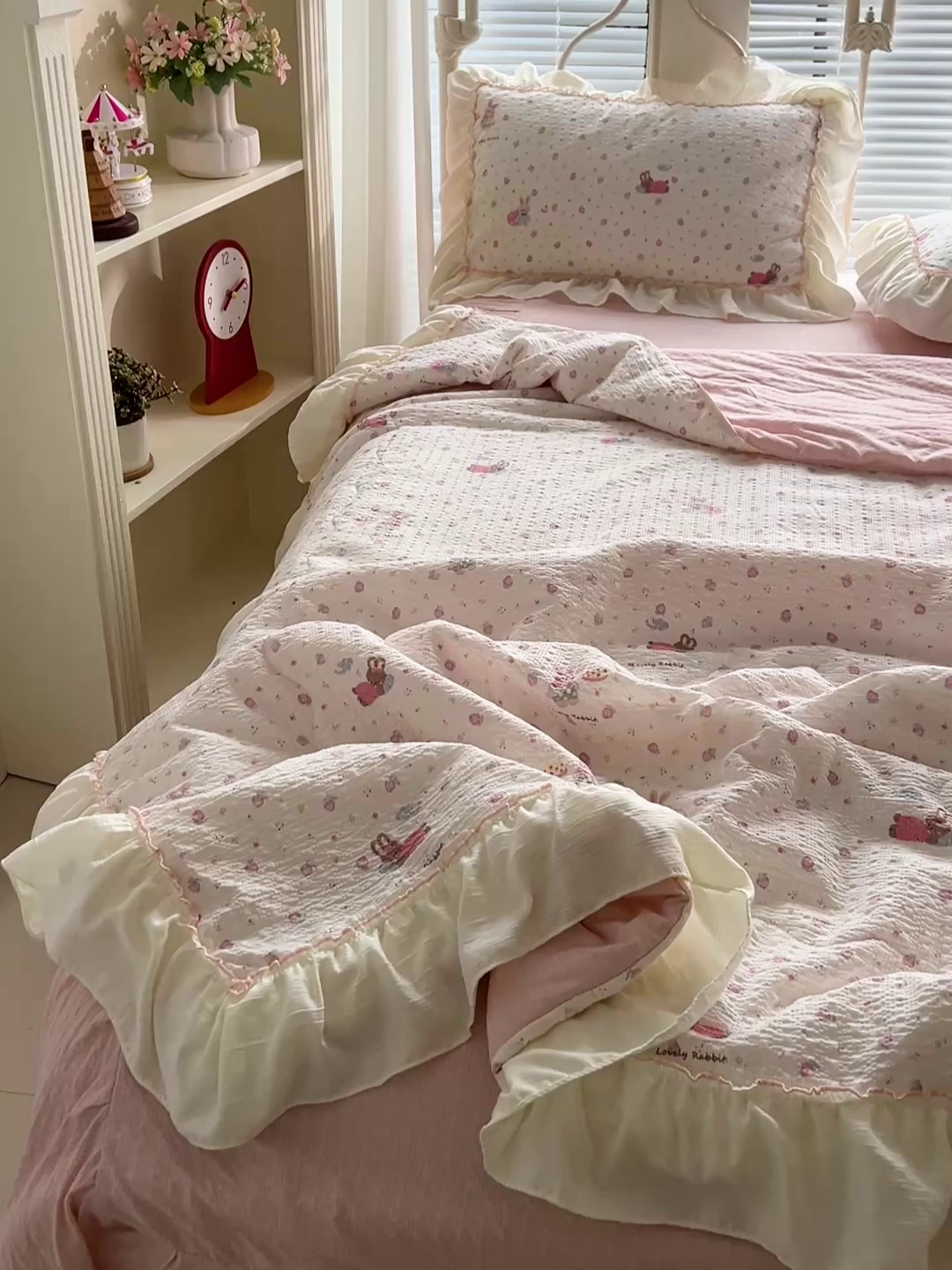 91家纺网 家纺一手货源 找家纺 富米莱（原臻工厂） 2026新款超温柔高弹线密拷花边款泡芙双层纱夏凉被床盖床裙四件套 密拷花边-粉糖小兔