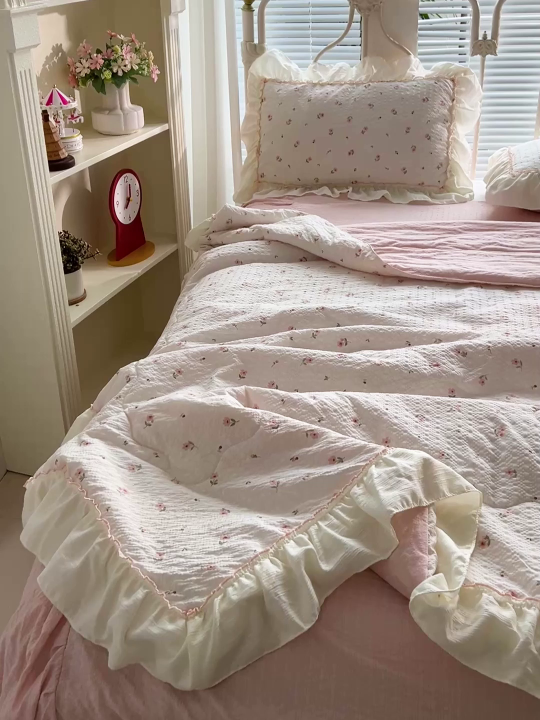 91家纺网 家纺一手货源 找家纺 富米莱（原臻工厂） 2026新款超温柔高弹线密拷花边款泡芙双层纱夏凉被床盖床裙四件套 密拷花边-小粉花
