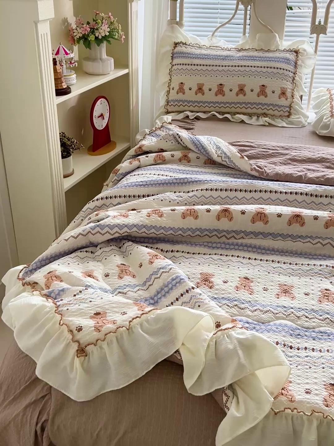 91家纺网 家纺一手货源 找家纺 富米莱（原臻工厂） 2026新款超温柔高弹线密拷花边款泡芙双层纱夏凉被床盖床裙四件套 密拷花边-波西米亚小熊