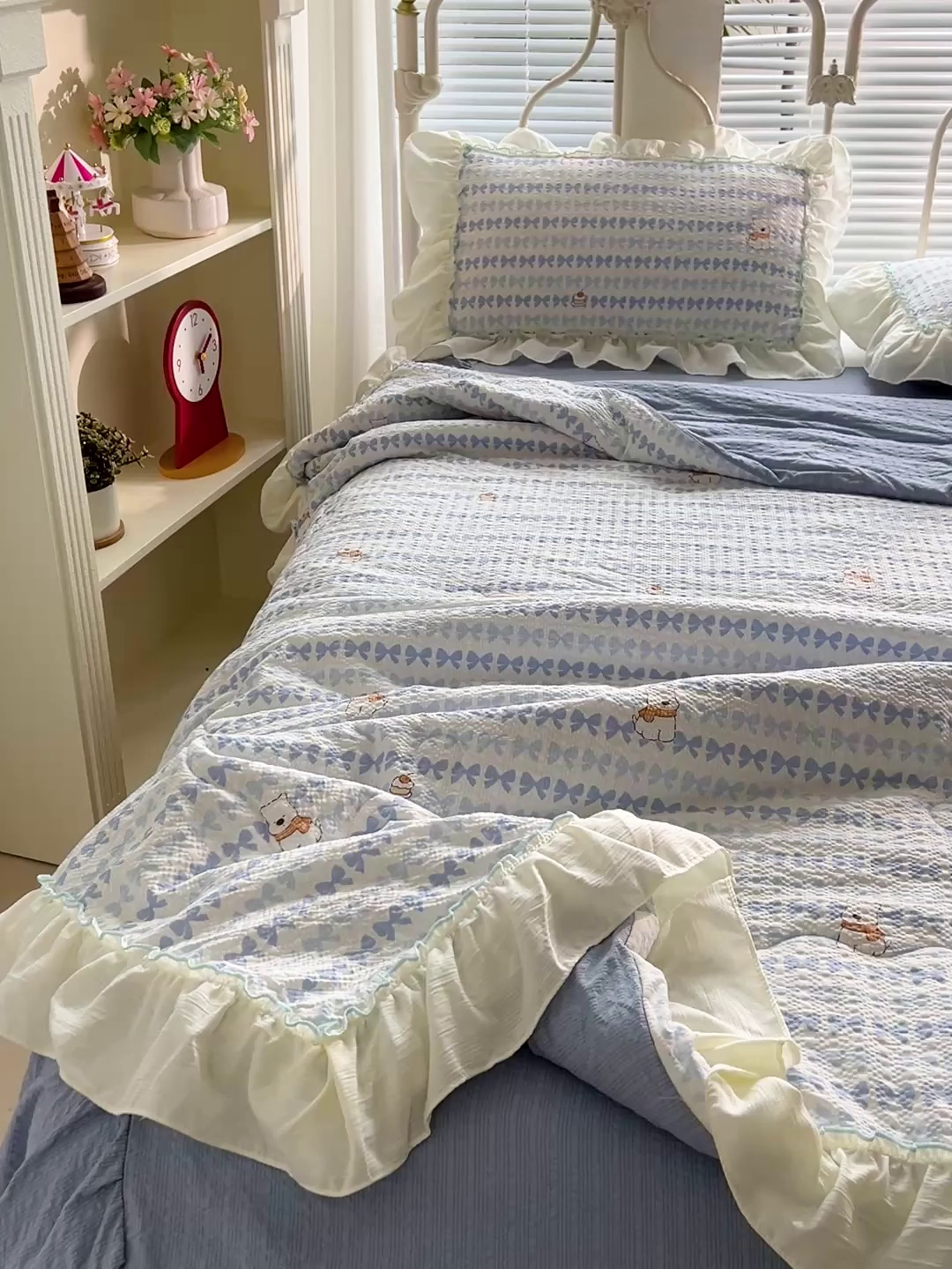 91家纺网 家纺一手货源 找家纺 富米莱（原臻工厂） 2026新款超温柔高弹线密拷花边款泡芙双层纱夏凉被床盖床裙四件套 密拷花边-蓝蝴蝶结熊