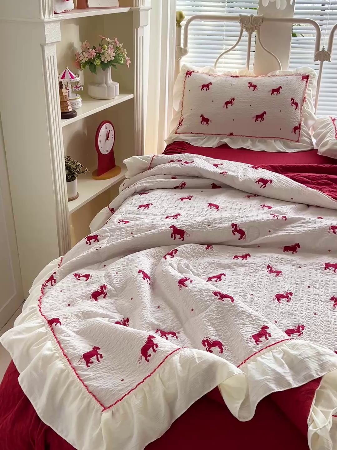 91家纺网 家纺一手货源 找家纺 富米莱（原臻工厂） 2026新款超温柔高弹线密拷花边款泡芙双层纱夏凉被床盖床裙四件套 密拷花边-红马小骑士