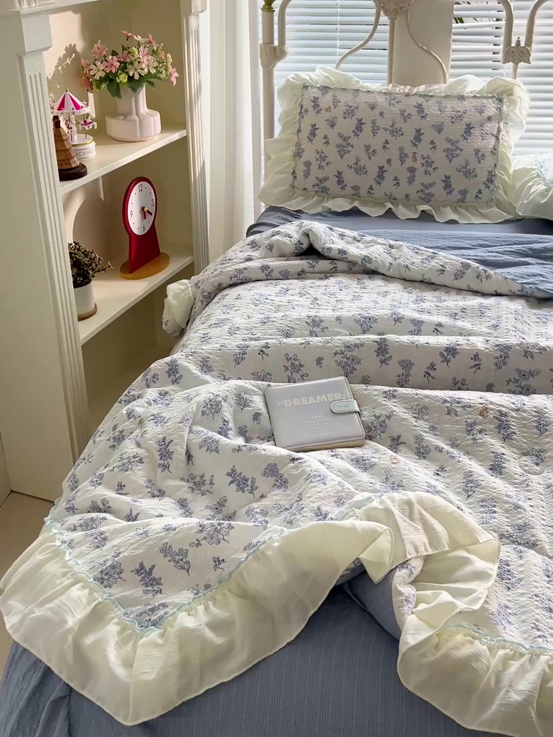 91家纺网 家纺一手货源 找家纺 富米莱（原臻工厂） 2026新款超温柔高弹线密拷花边款泡芙双层纱夏凉被床盖床裙四件套 密拷花边-花屿蓝梦