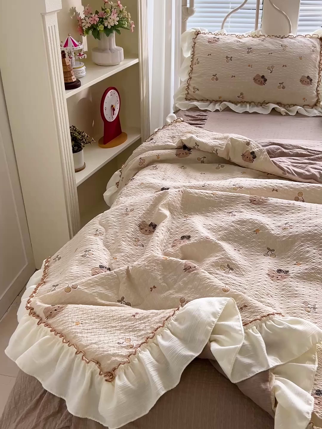 91家纺网 家纺一手货源 找家纺 富米莱（原臻工厂） 2026新款超温柔高弹线密拷花边款泡芙双层纱夏凉被床盖床裙四件套 密拷花边-樱桃小猫