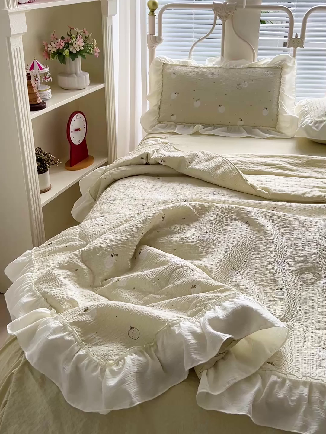 91家纺网 家纺一手货源 找家纺 富米莱（原臻工厂） 2026新款超温柔高弹线密拷花边款泡芙双层纱夏凉被床盖床裙四件套 密拷花边-奶黄草莓