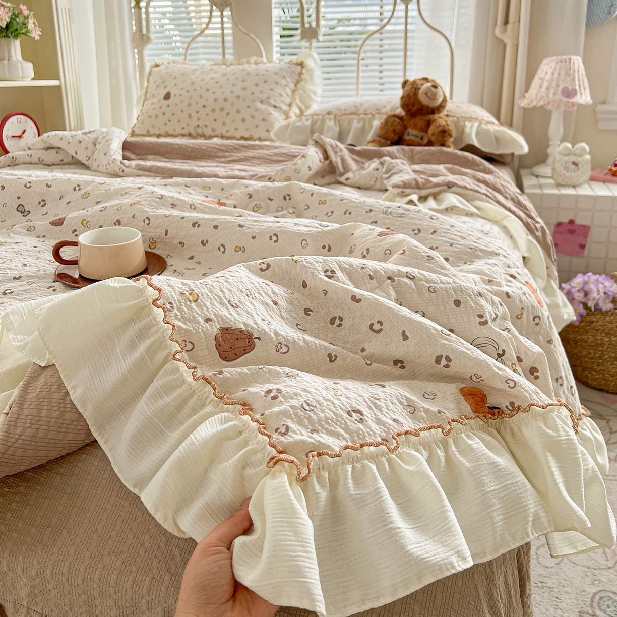 91家纺网 家纺一手货源 找家纺 富米莱（原臻工厂） 2026新款超温柔高弹线密拷花边款泡芙双层纱夏凉被床盖床裙四件套 密拷花边-南瓜奶豹