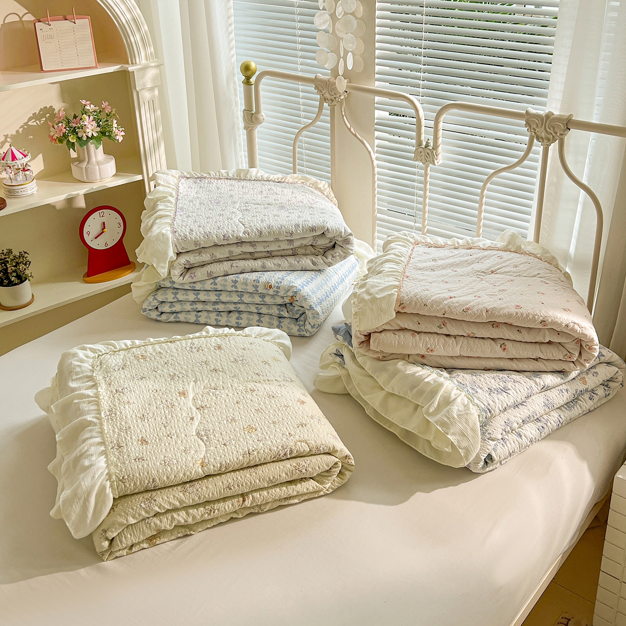 91家纺网 家纺一手货源 找家纺 富米莱（原臻工厂） 2026新款超温柔高弹线密拷花边款泡芙双层纱夏凉被床盖床裙四件套 组合图仅供展示-不可下单