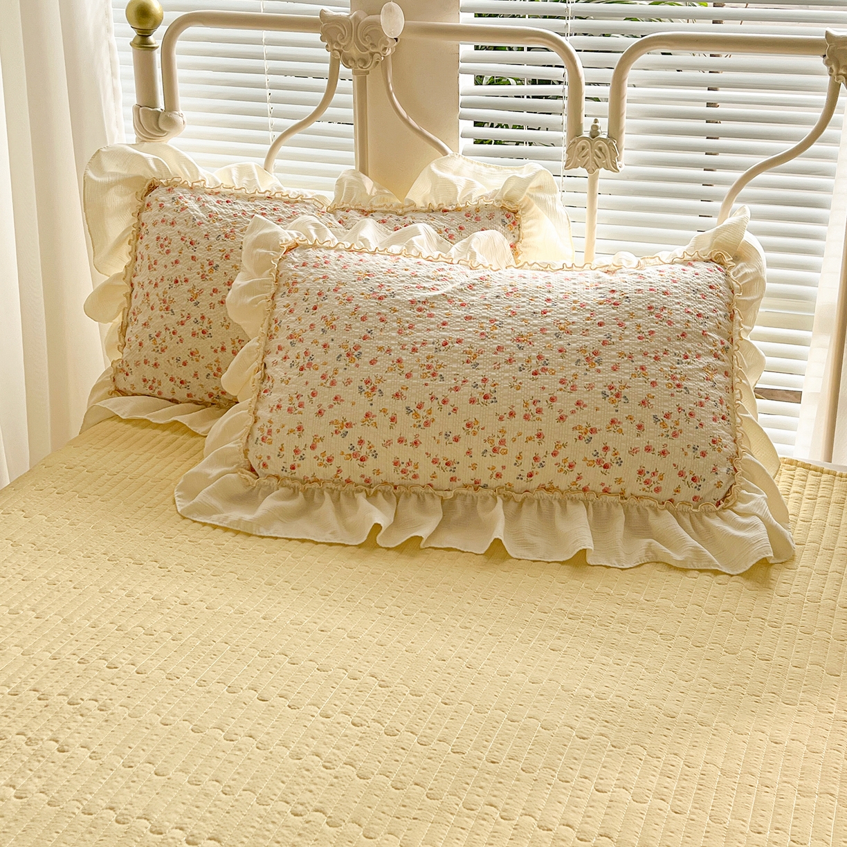 91家纺网 家纺一手货源 找家纺 富米莱（原臻工厂） 2026新款超温柔高弹线密拷花边款泡芙双层纱夏凉被床盖床裙四件套 密拷花边-黄油小碎花