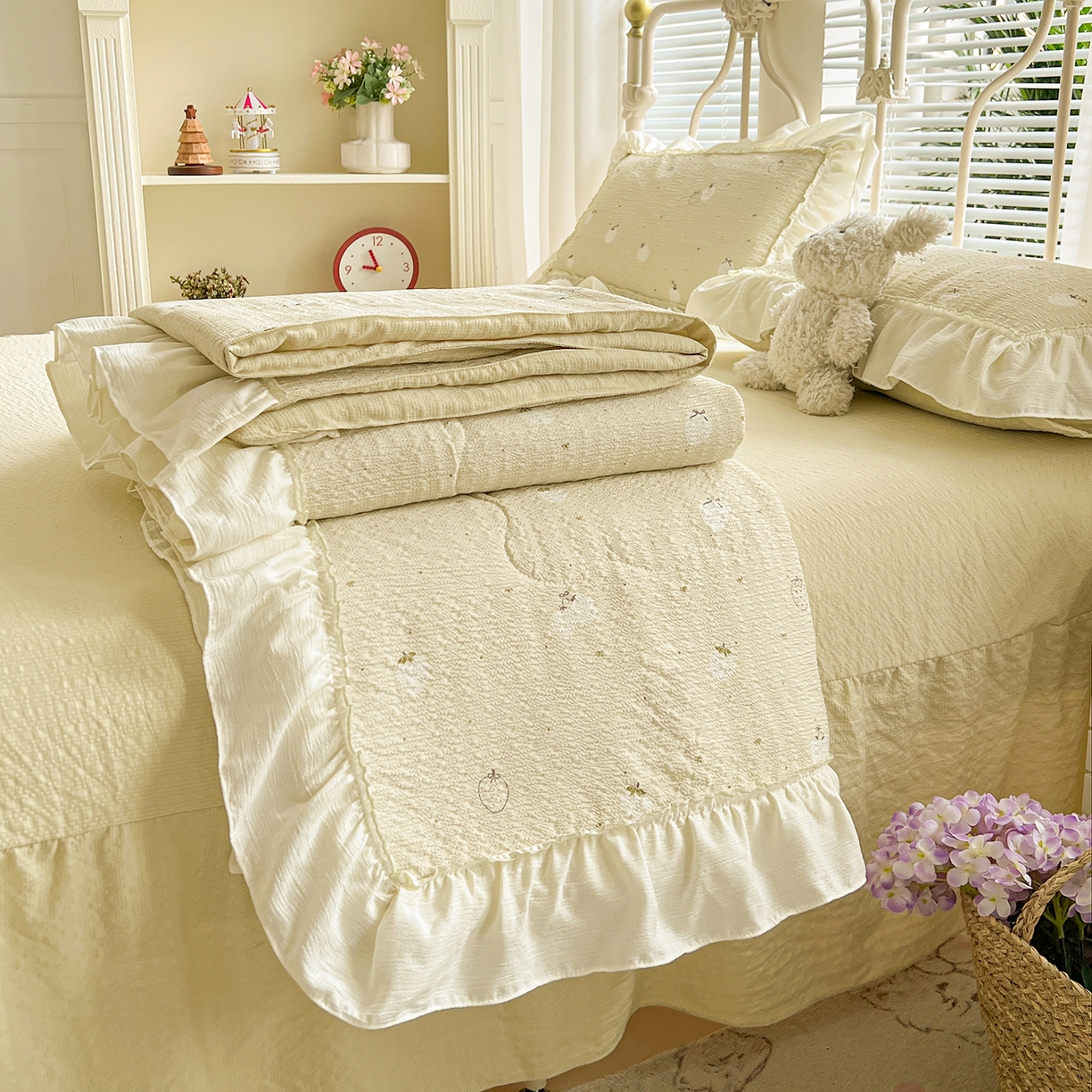 91家纺网 家纺一手货源 找家纺 富米莱（原臻工厂） 2026新款超温柔高弹线密拷花边款泡芙双层纱夏凉被床盖床裙四件套 密拷花边-奶黄草莓