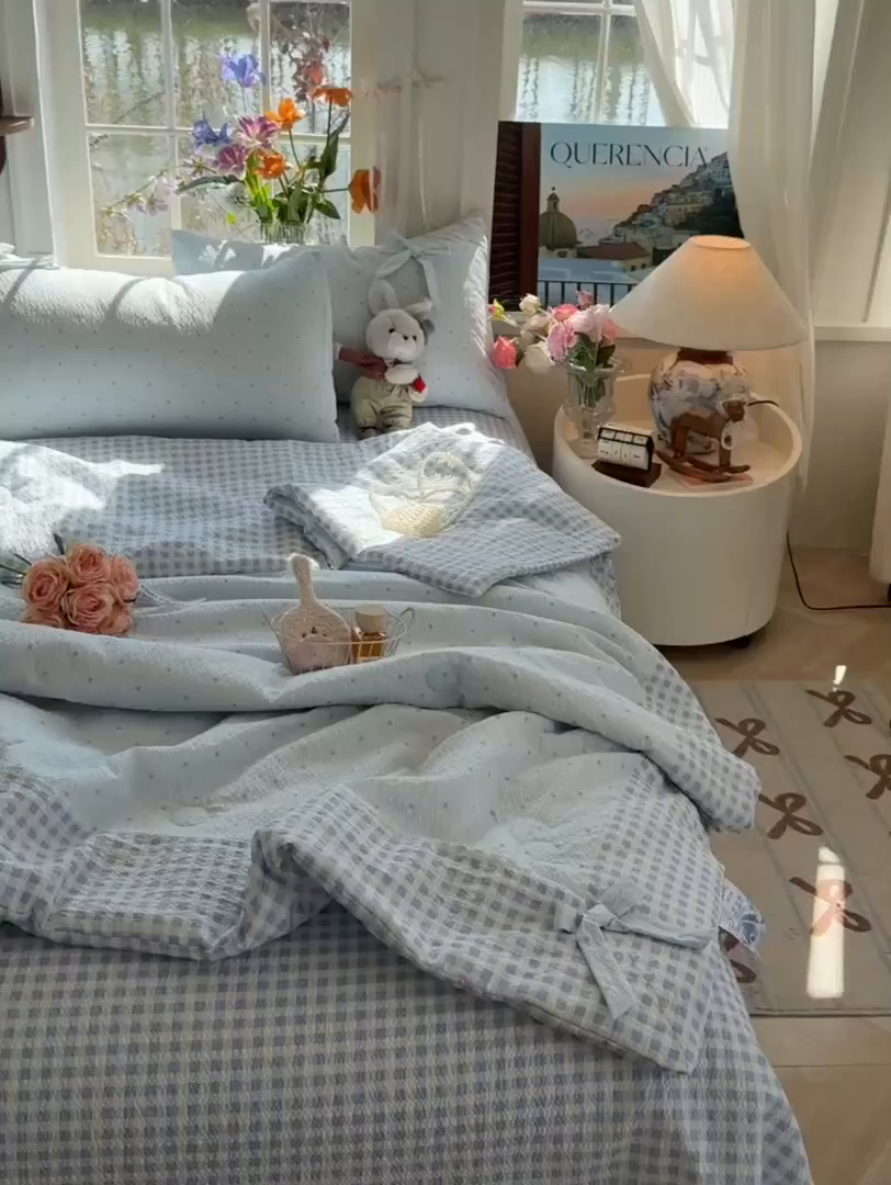 91家纺网 家纺一手货源 找家纺 （总）子钦家纺 2026春夏新款提花泡芙棉拼角蝴蝶结软乎乎的撸猫感单夏被夏被四件套-甜莓气泡