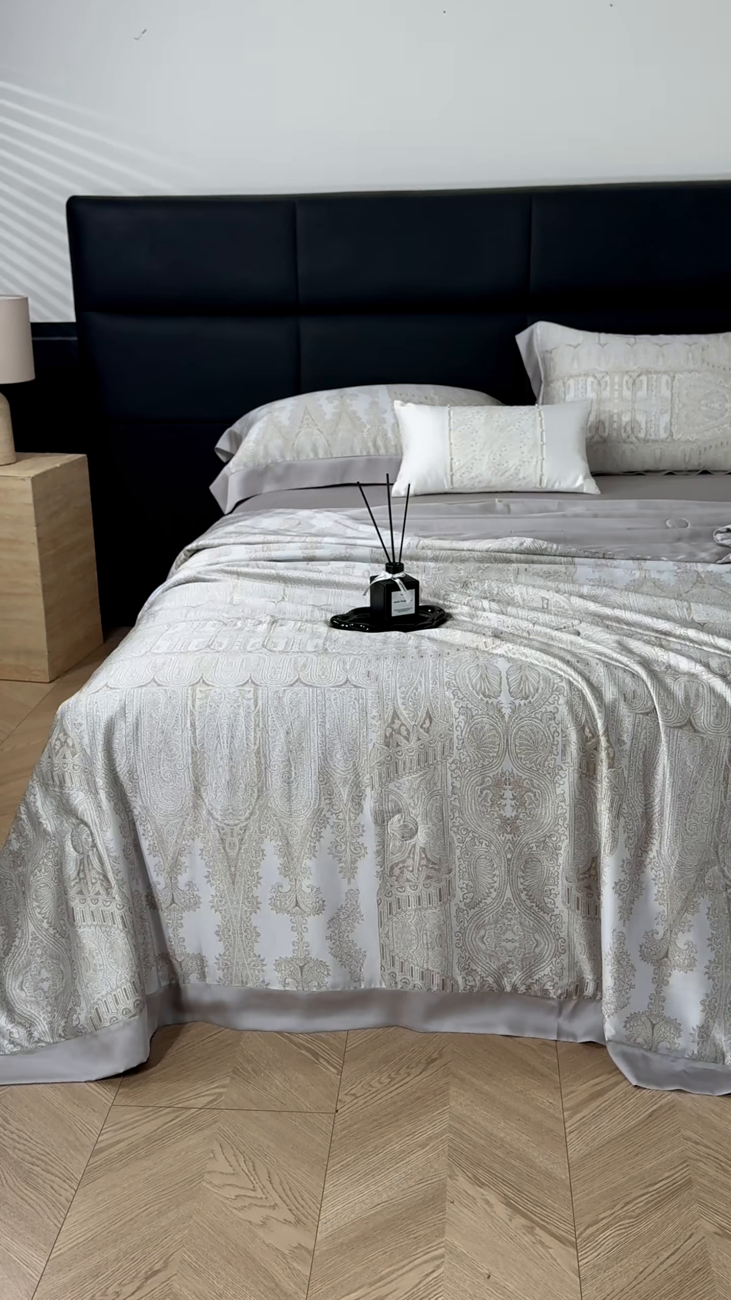 91家纺网 家纺一手货源 找家纺 （总）久典家居 2026新款20%桑蚕丝+80%聚酯纤维宽边印花夏被四件套