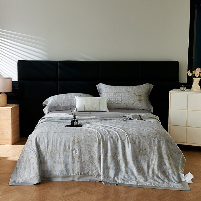 91家纺网 家纺一手货源 找家纺 （总）久典家居 2026新款20%桑蚕丝+80%聚酯纤维宽边印花夏被四件套