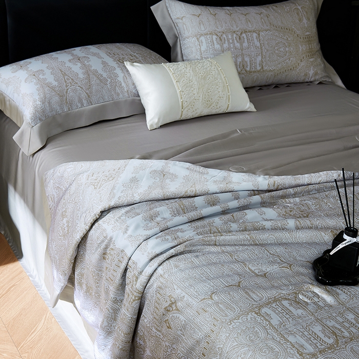 91家纺网 家纺一手货源 找家纺 久典家居 2026新款20%桑蚕丝+80%聚酯纤维宽边印花夏被四件套 巴赫