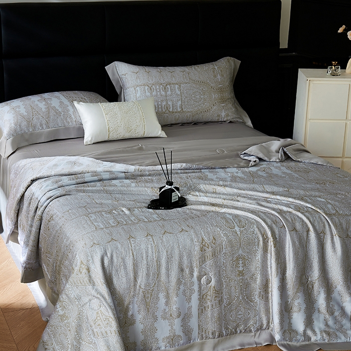 91家纺网 家纺一手货源 找家纺 久典家居 2026新款20%桑蚕丝+80%聚酯纤维宽边印花夏被四件套 巴赫