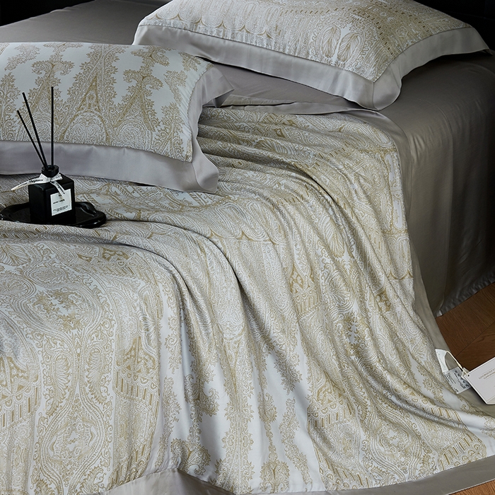 91家纺网 家纺一手货源 找家纺 久典家居 2026新款20%桑蚕丝+80%聚酯纤维宽边印花夏被四件套 巴赫