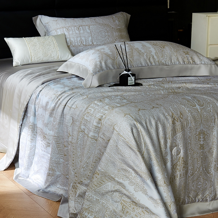 91家纺网 家纺一手货源 找家纺 久典家居 2026新款20%桑蚕丝+80%聚酯纤维宽边印花夏被四件套 巴赫