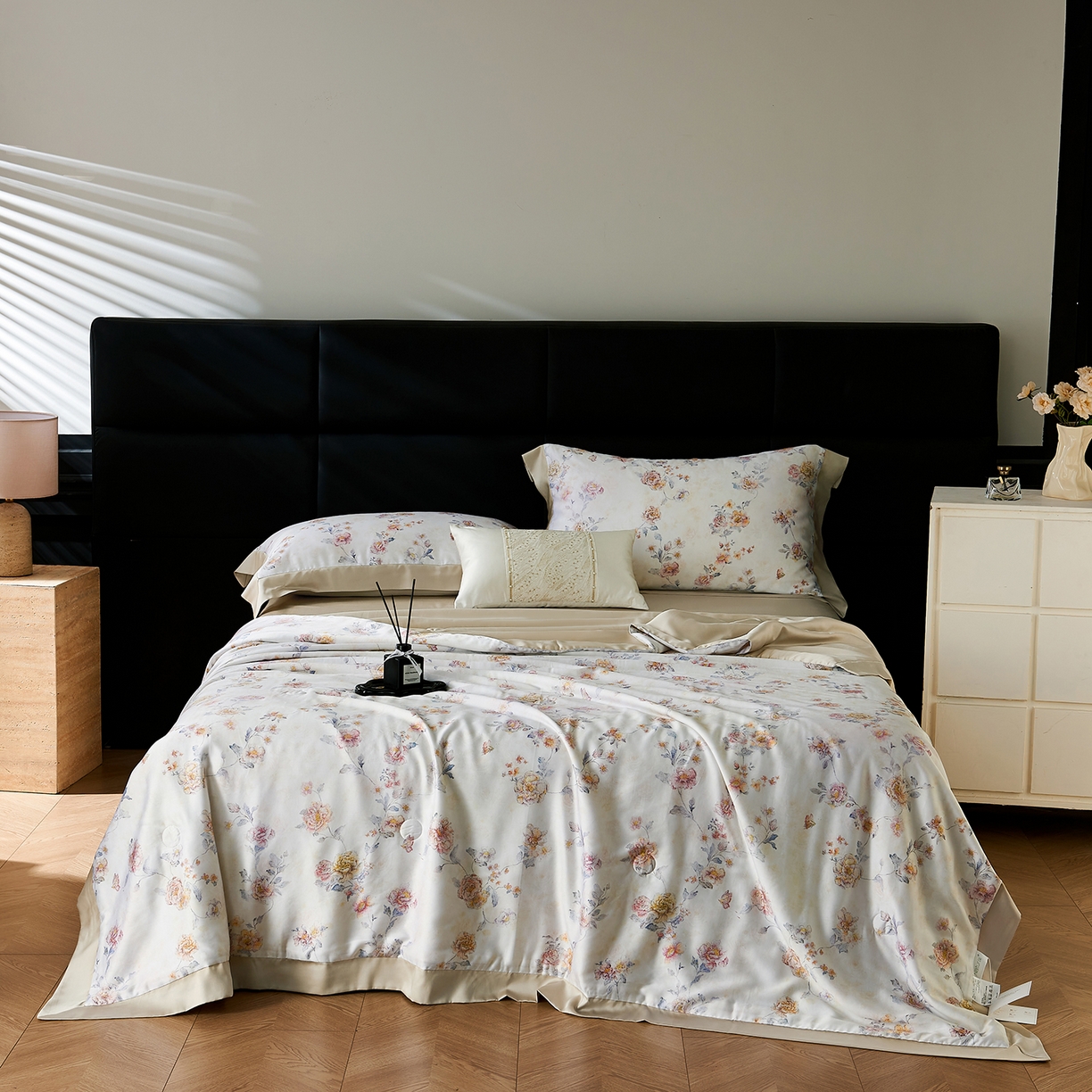 91家纺网 家纺一手货源 找家纺 久典家居 2026新款20%桑蚕丝+80%聚酯纤维宽边印花夏被四件套 拂晓