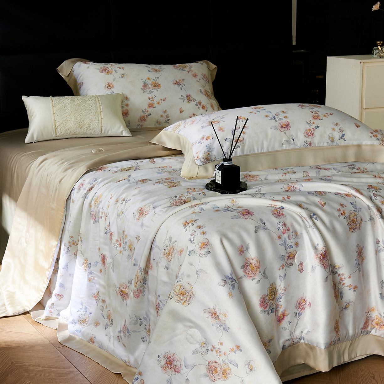 91家纺网 家纺一手货源 找家纺 久典家居 2026新款20%桑蚕丝+80%聚酯纤维宽边印花夏被四件套 拂晓