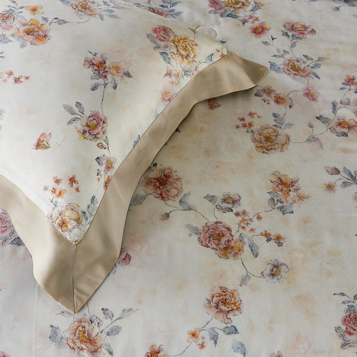 91家纺网 家纺一手货源 找家纺 久典家居 2026新款20%桑蚕丝+80%聚酯纤维宽边印花夏被四件套 拂晓