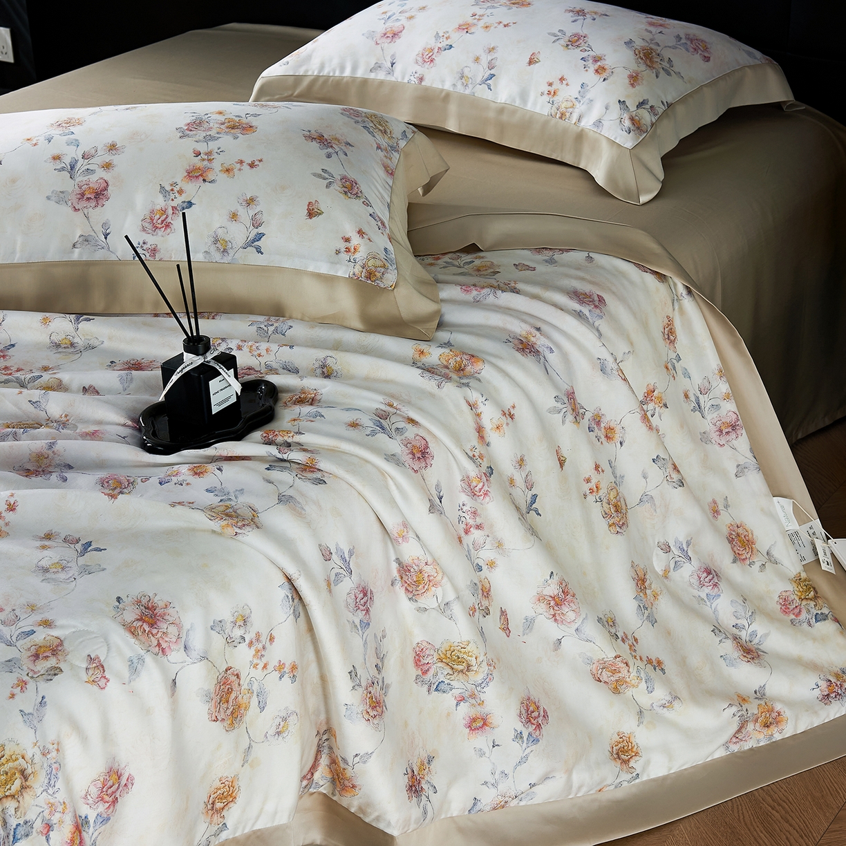 91家纺网 家纺一手货源 找家纺 久典家居 2026新款20%桑蚕丝+80%聚酯纤维宽边印花夏被四件套 拂晓