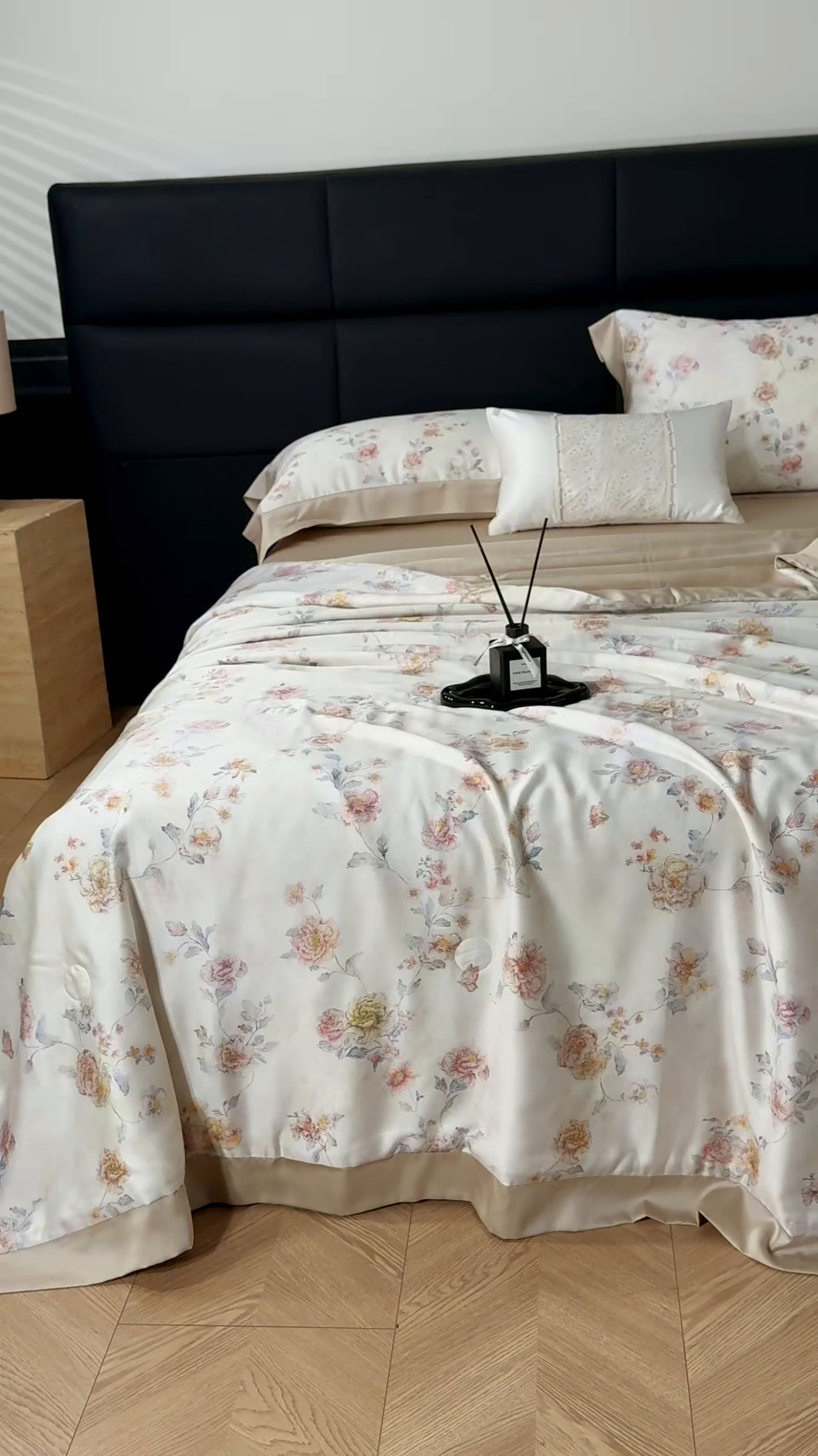 91家纺网 家纺一手货源 找家纺 久典家居 2026新款20%桑蚕丝+80%聚酯纤维宽边印花夏被四件套 拂晓