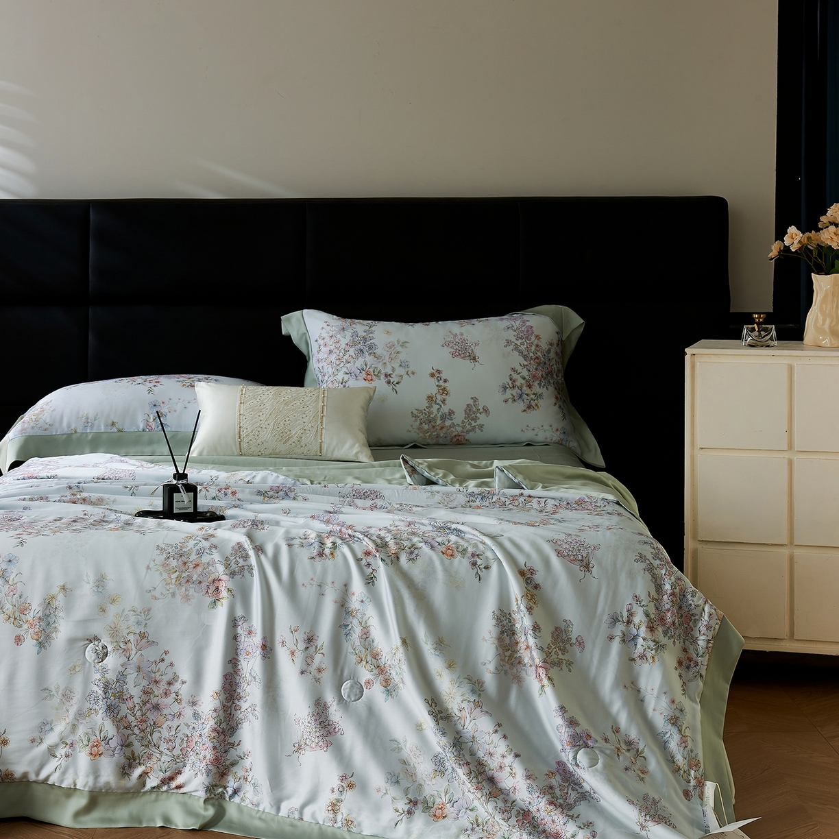 久典家居 2026新款20%桑蚕丝+80%聚酯纤维宽边印花夏被四件套 景和春日