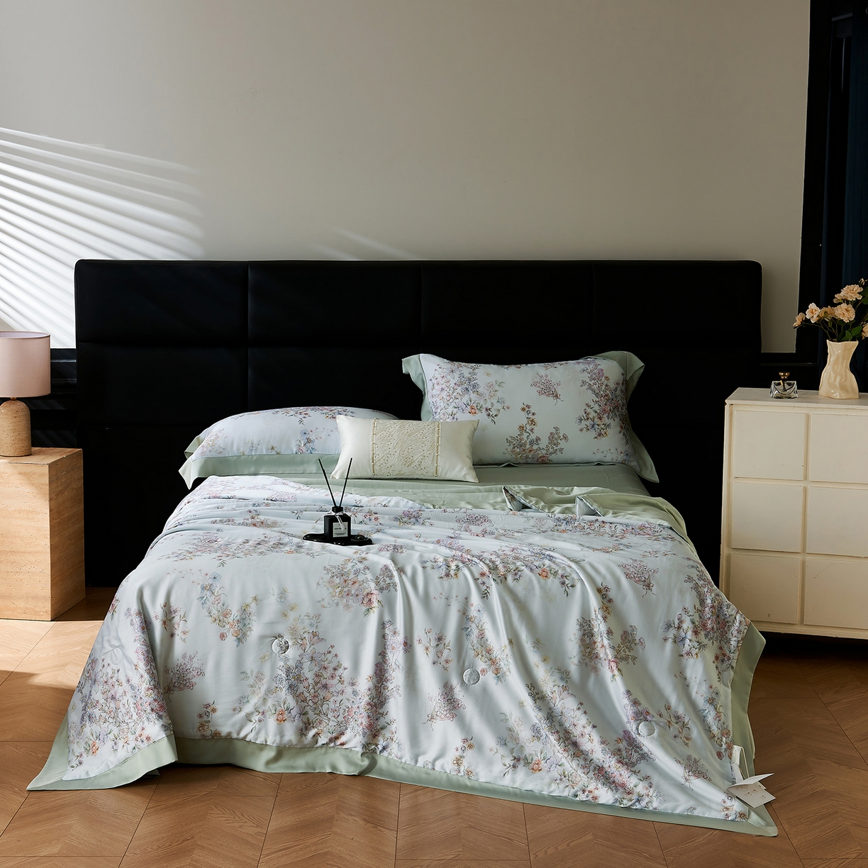 91家纺网 家纺一手货源 找家纺 久典家居 2026新款20%桑蚕丝+80%聚酯纤维宽边印花夏被四件套 景和春日