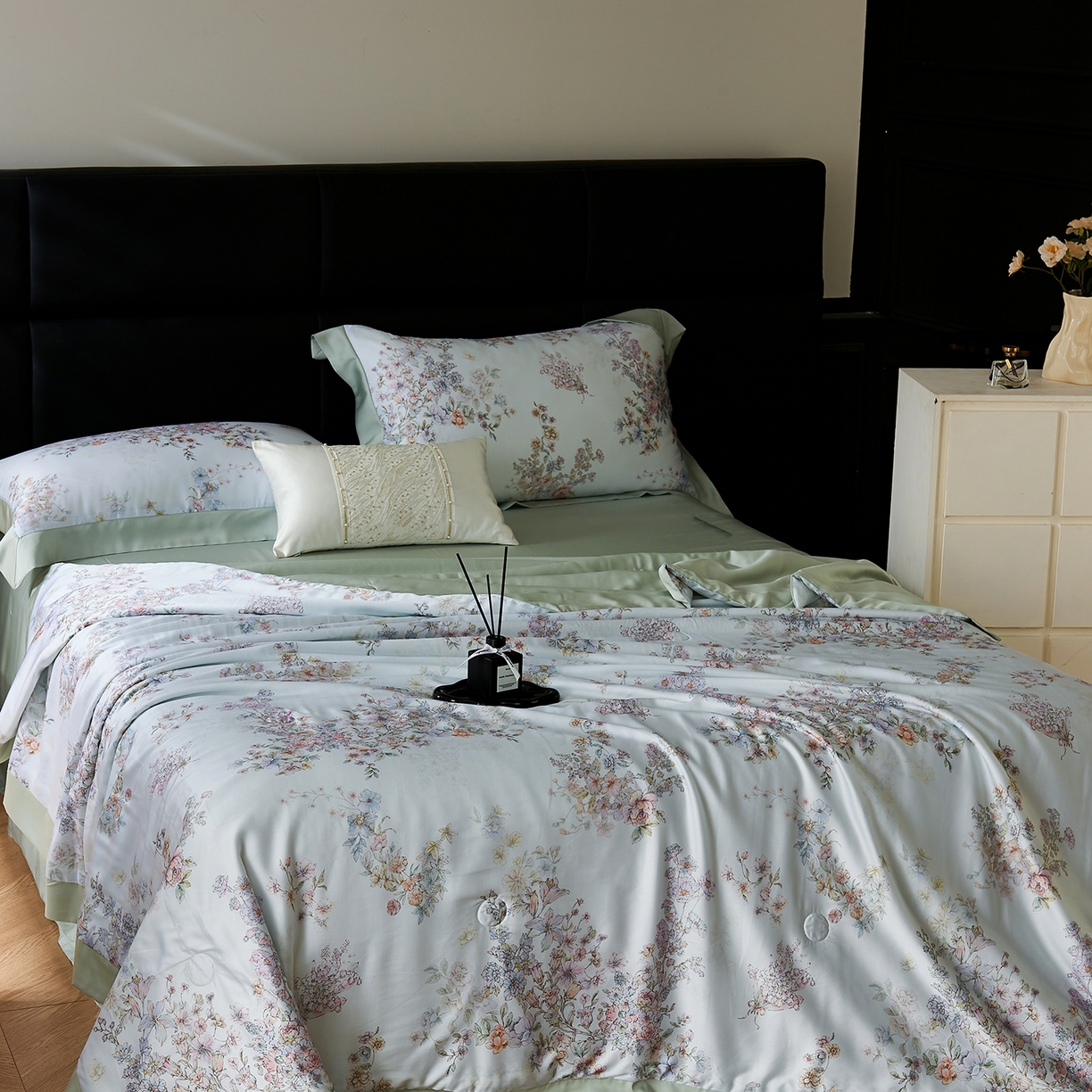 91家纺网 家纺一手货源 找家纺 久典家居 2026新款20%桑蚕丝+80%聚酯纤维宽边印花夏被四件套 景和春日