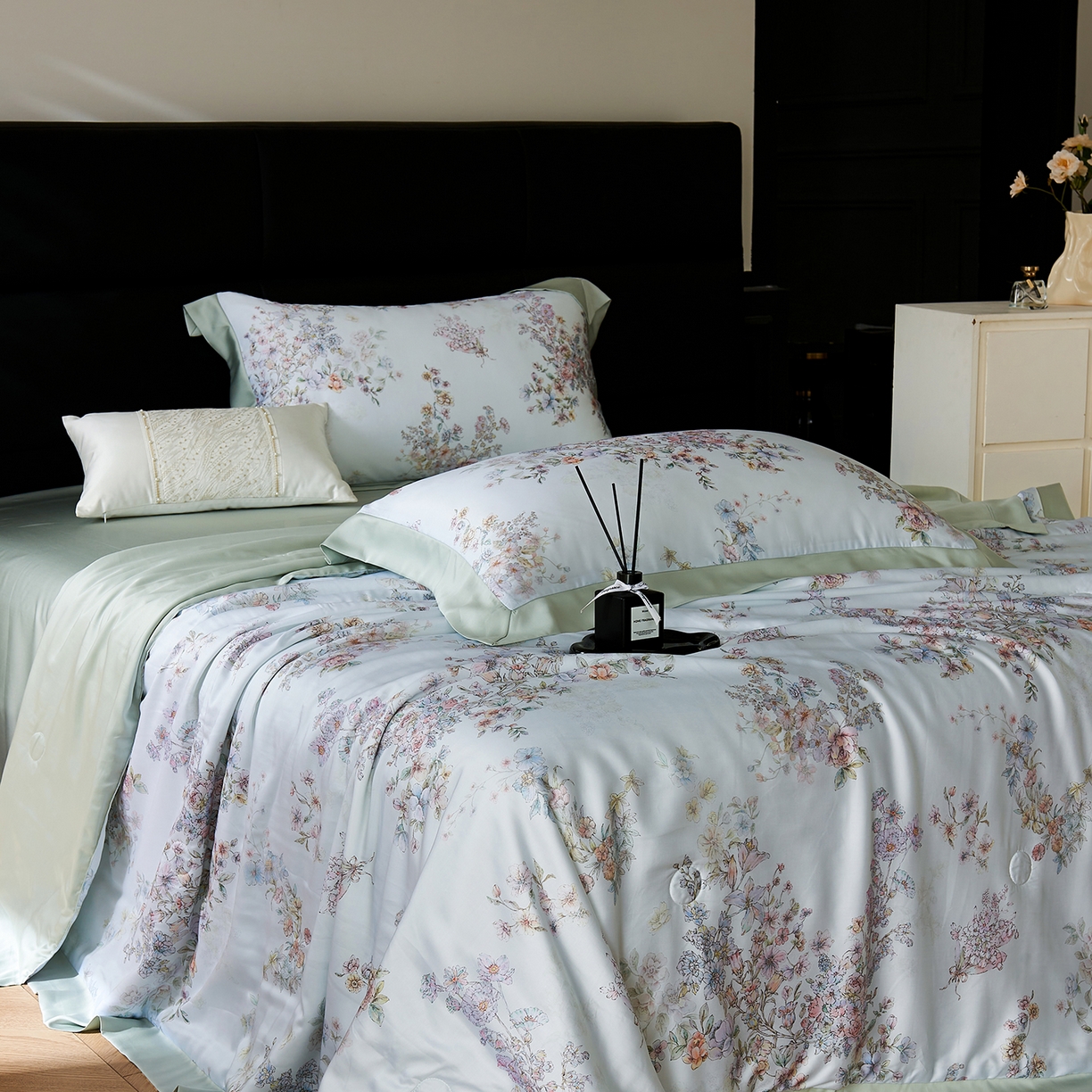 91家纺网 家纺一手货源 找家纺 久典家居 2026新款20%桑蚕丝+80%聚酯纤维宽边印花夏被四件套 景和春日