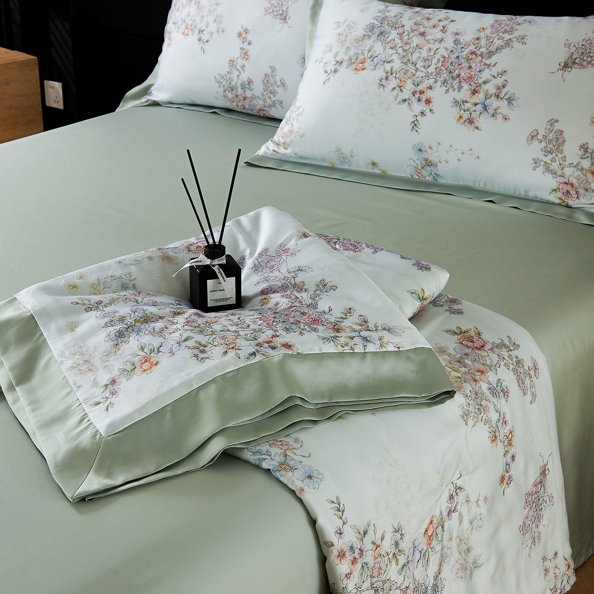 91家纺网 家纺一手货源 找家纺 久典家居 2026新款20%桑蚕丝+80%聚酯纤维宽边印花夏被四件套 景和春日